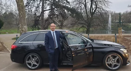 chauffeur-vtc-lille-professionnel-avec-sa-voiture