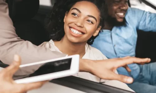 couple-de-clients-ayant-loue-une-voiture-en-guadeloupe