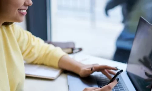 Personne-qui-regarde-le-prix-du-taxi-a-compiegne-sur-son-ordinateur-et-qui-reserve-avec-son-telephone