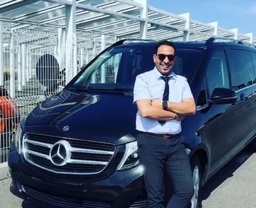 chauffeur-vtc-toutes-distances-a-bordeaux-devant-son-van