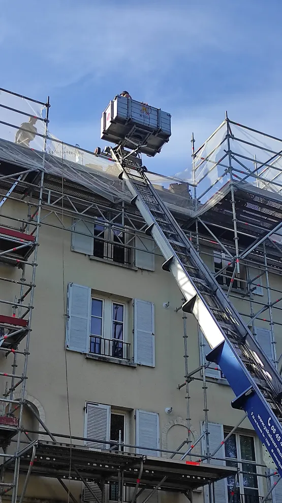 À Champigny-sur-Marne Yakalouer fait glisser les meubles au-dessus des détours impossibles