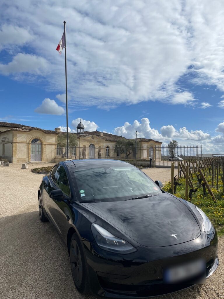 Bordeaux se découvre autrement au rythme d’un VTC attentif