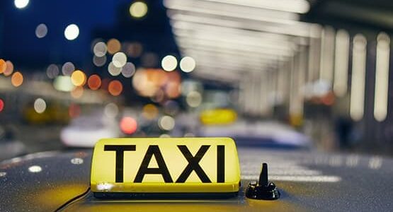 Enseigne Taxi sur le toit d’un véhicule à l’aéroport de Beauvais