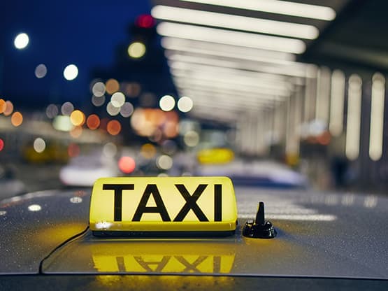 Enseigne Taxi sur le toit d’un véhicule à l’aéroport de Beauvais