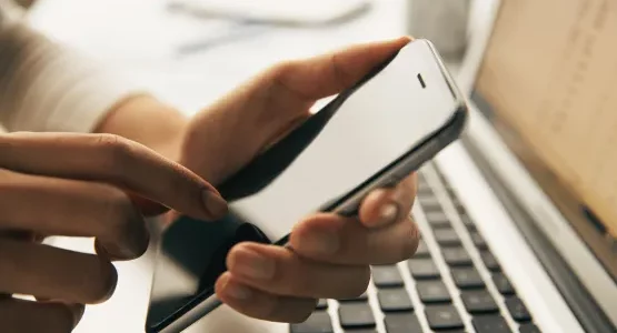 Personne préparant une réservation VTC sur un smartphone