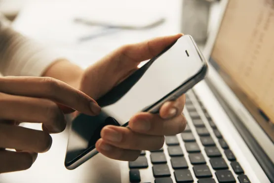Personne préparant une réservation VTC sur un smartphone