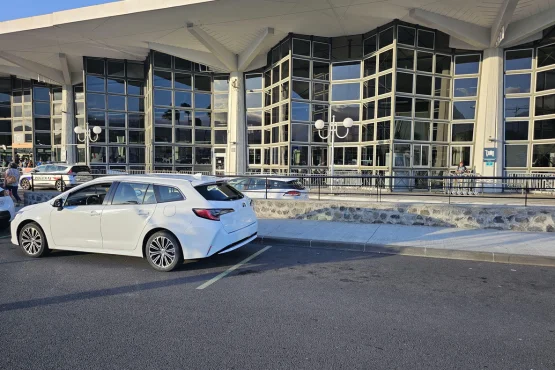 Véhicule blanc de Transport VTC à La Réunion
