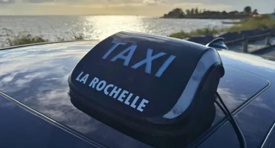 Enseigne Taxi La Rochelle sur le toit d’un véhicule