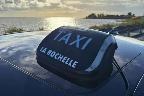 Enseigne Taxi La Rochelle sur le toit d’un véhicule