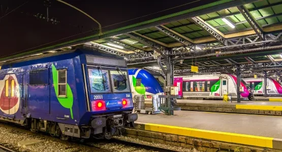 Train à quai dans une gare desservie par Prestige VTC Paris