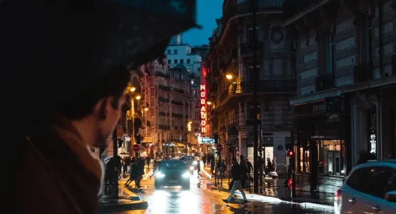 Rue parisienne de nuit vue depuis un véhicule avec chauffeur