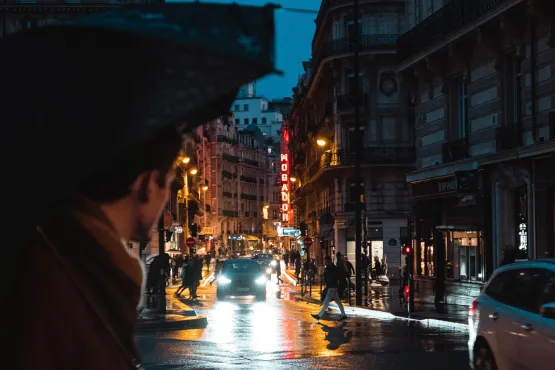 Rue parisienne de nuit vue depuis un véhicule avec chauffeur