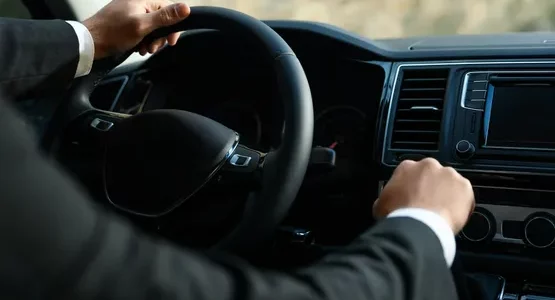 Conducteur au volant d’un véhicule avec chauffeur