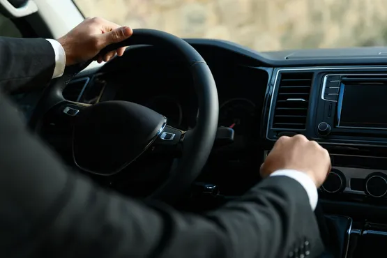 Conducteur au volant d’un véhicule avec chauffeur